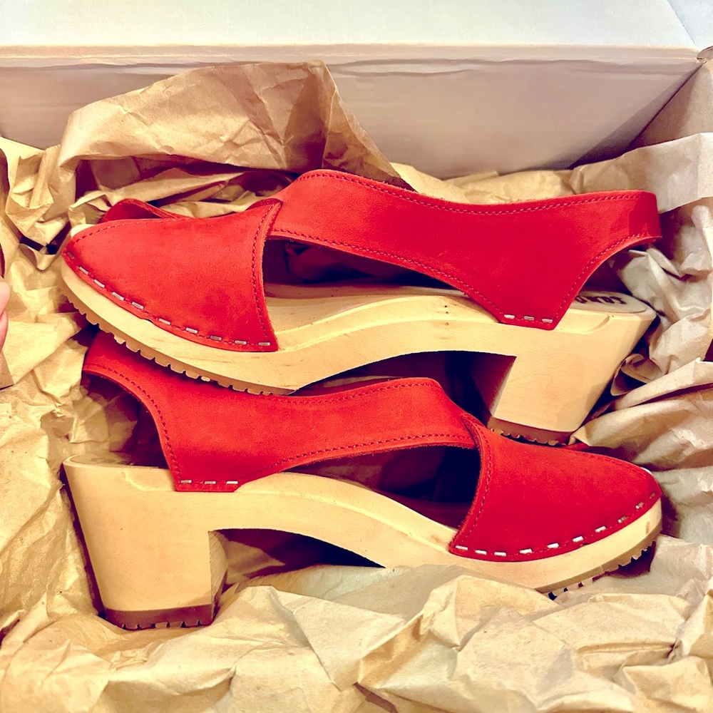 NEW w/ Box! Sandgrens Swedish clog sandals Stylish Red Women's size 40 or 9